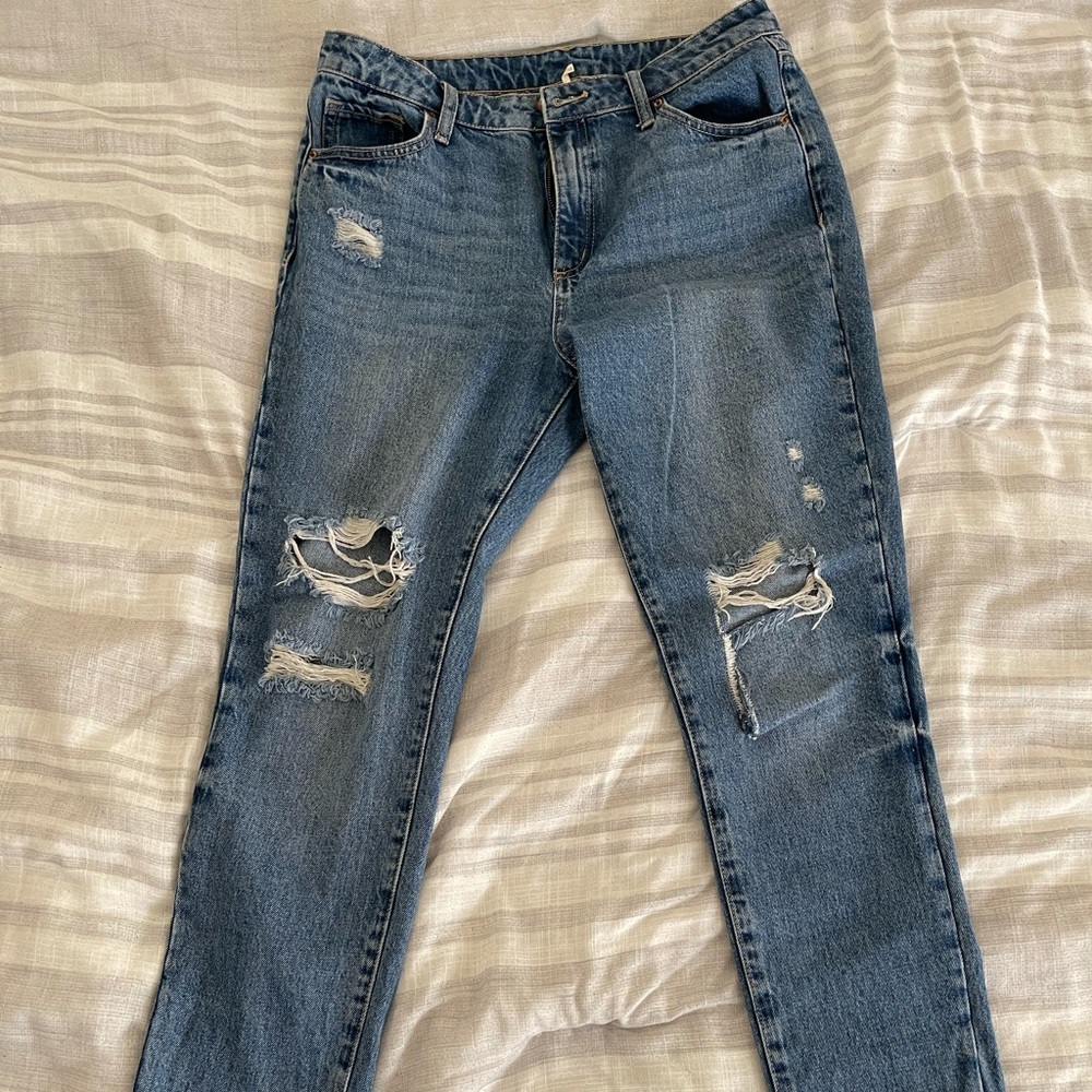Mom jeans w/ ripped design